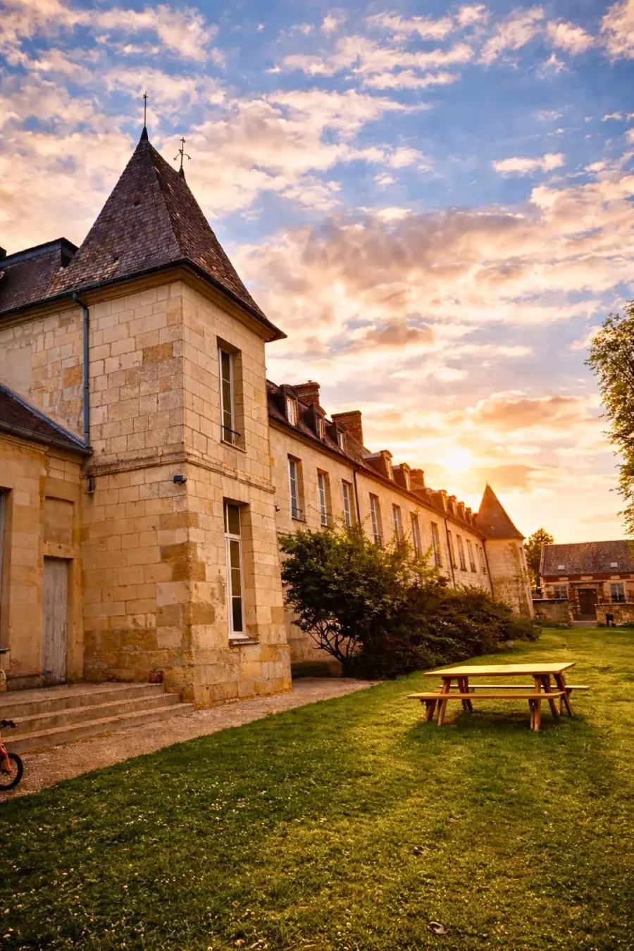 Château de Ravenel au coucher du soleil